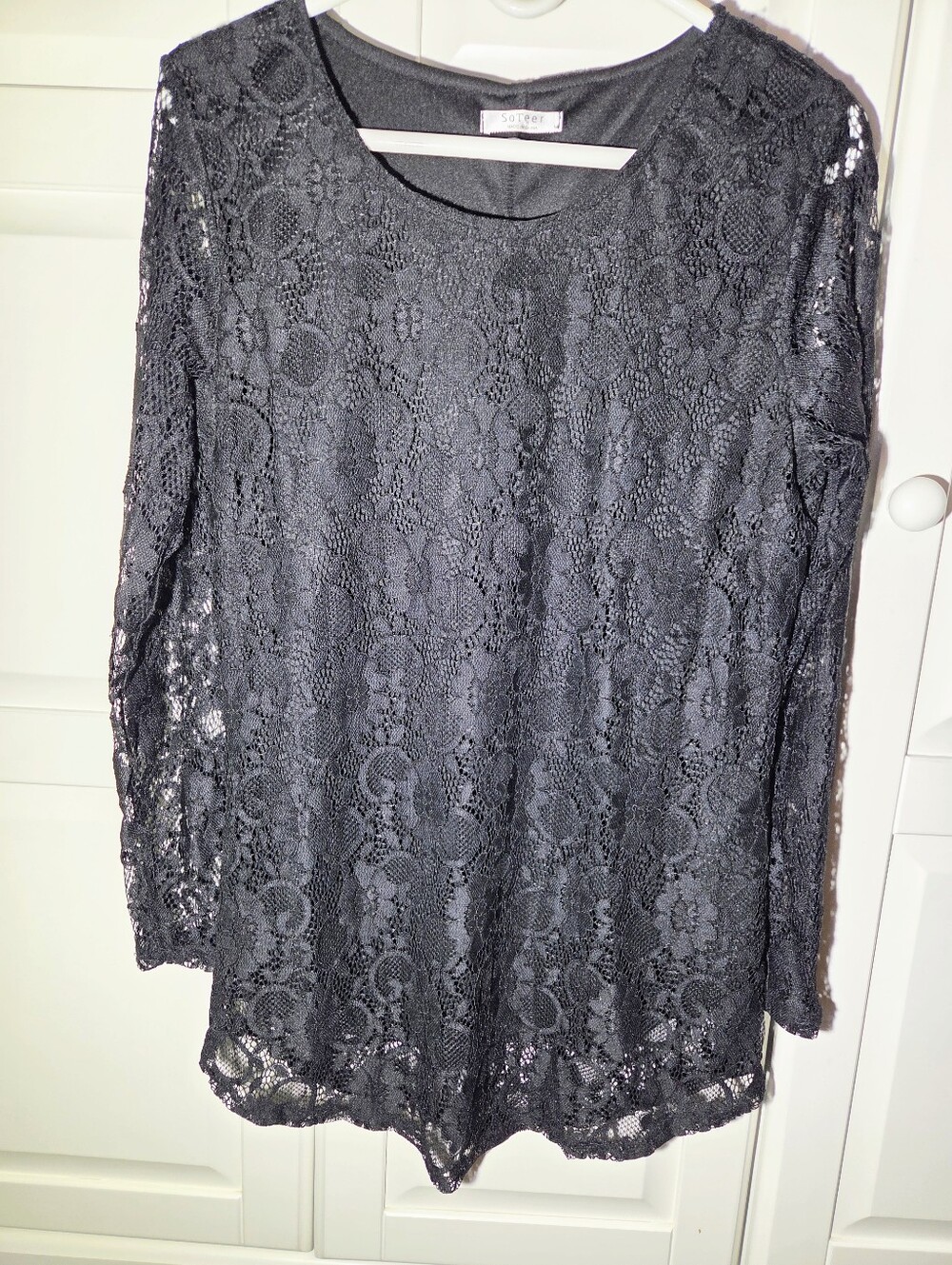 Soteer Black Floral Lace Long-Sleeve Women's Tunic With Scoop Neck